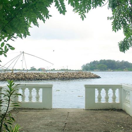 Muziris Harbour View Hotel Kochi Exterior photo